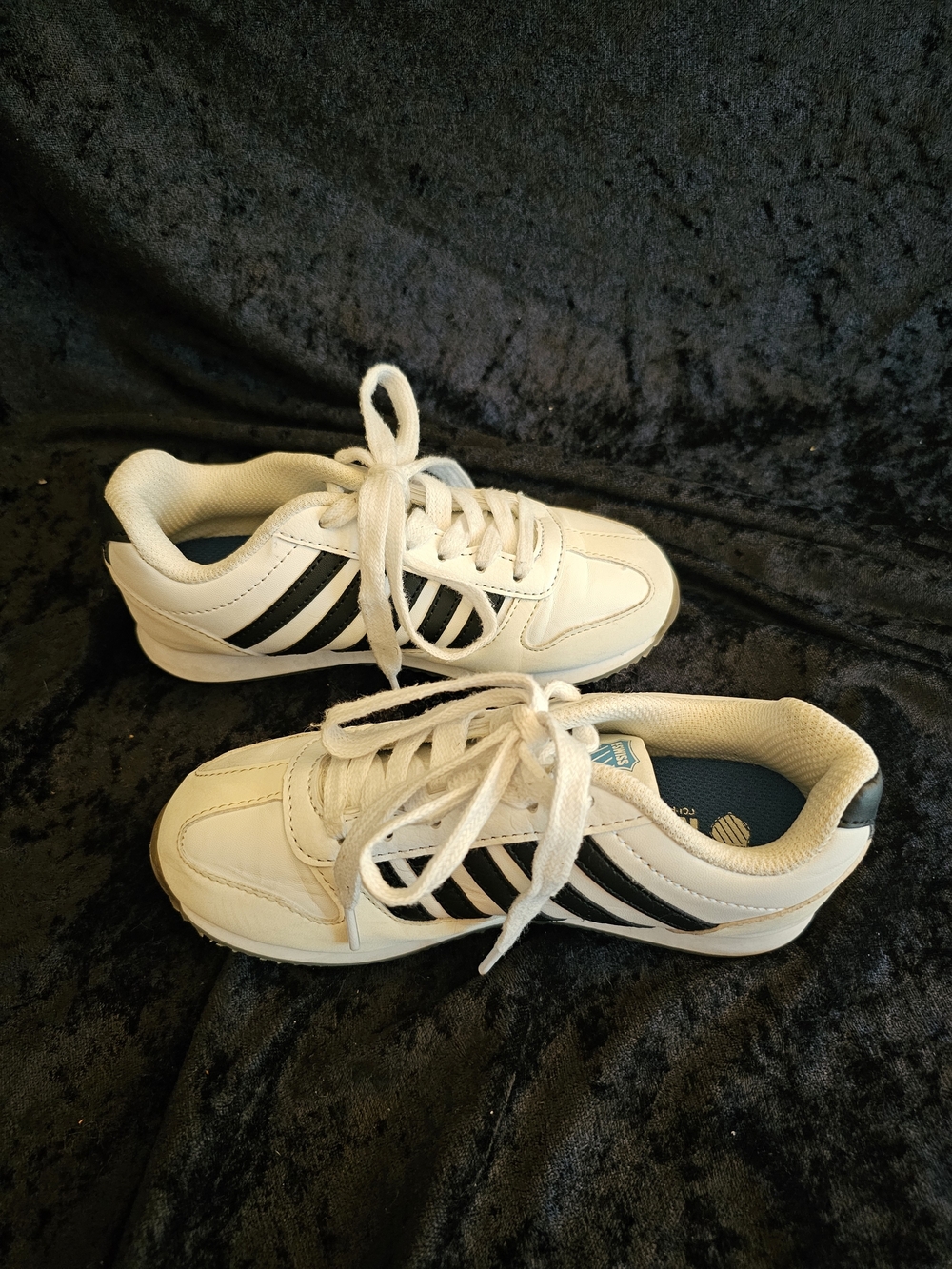 K-Swiss Kids Youth Low Top White Sneakers Black Stripes Size 13